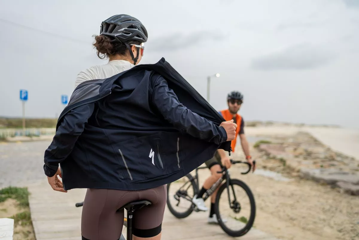 Specialized presenta Prime, su nueva colección de ropa que combina rendimiento y minimalismo
