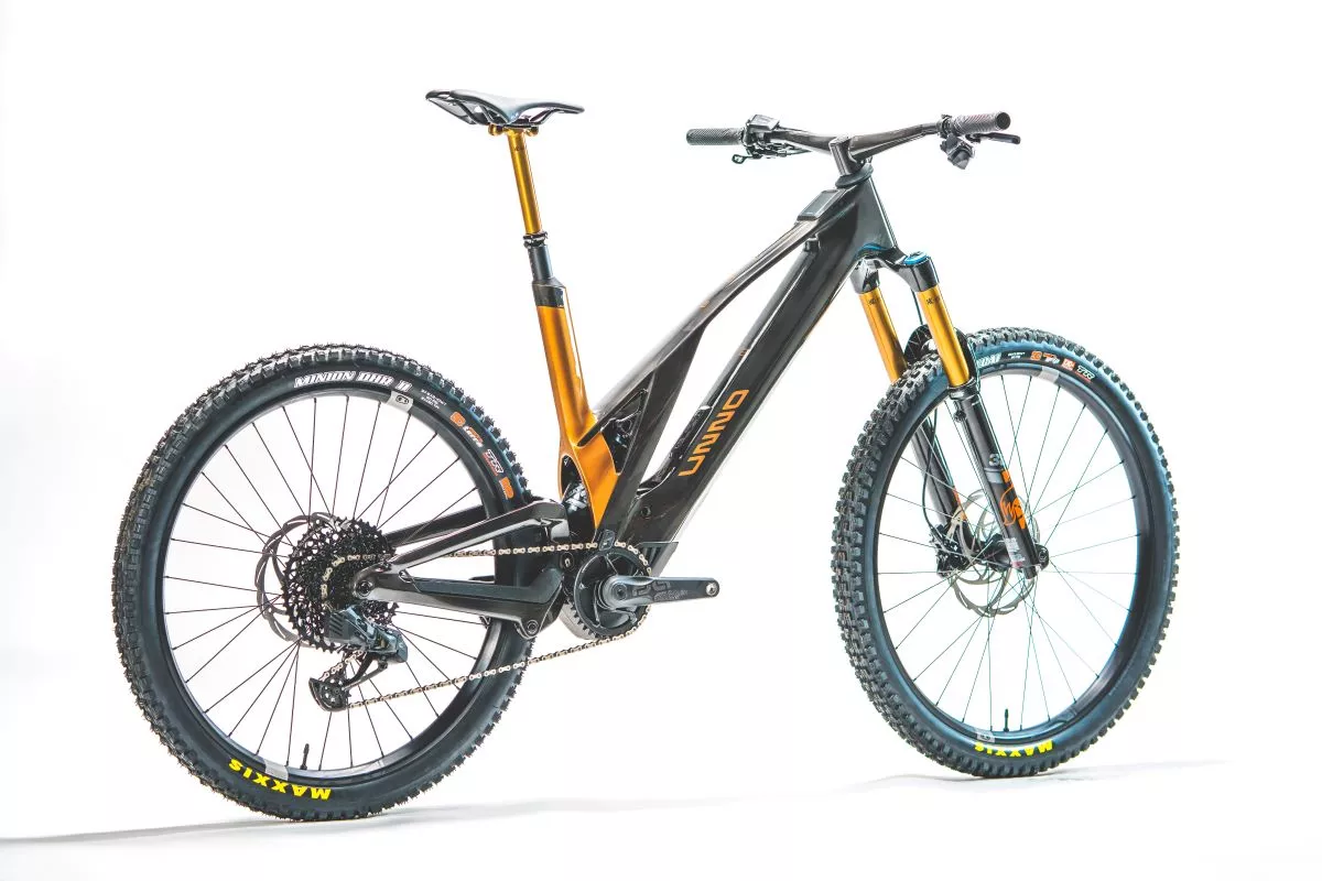 Unno BOÖS, la nueva ebike de enduro de la firma catalana, en fibra de carbono con 170/160 mm de recorrido, configuración 'mullet', motor Bosch y 22,6 kg