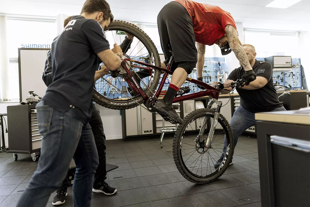 David Cachón se cuela en la sede de Shimano Iberia