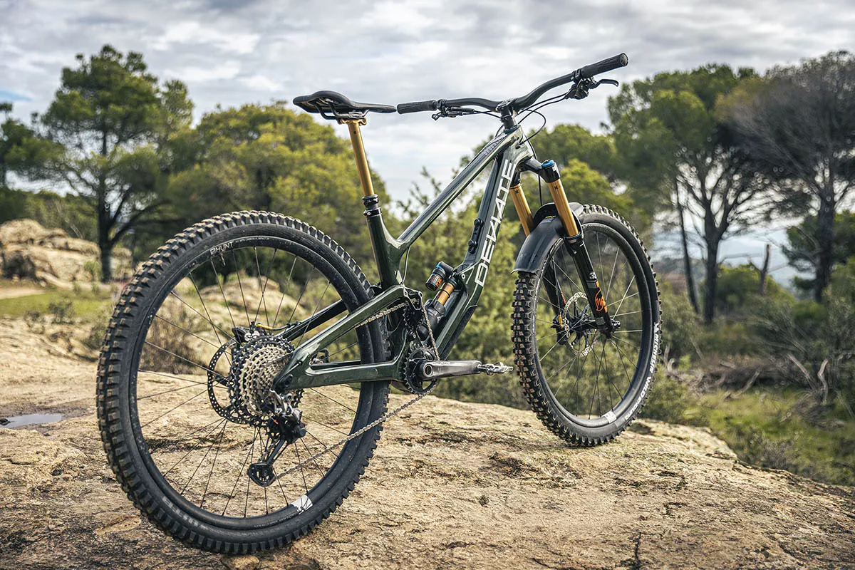 Probamos la Deviate Claymore, una enduro escocesa con “high pivot”