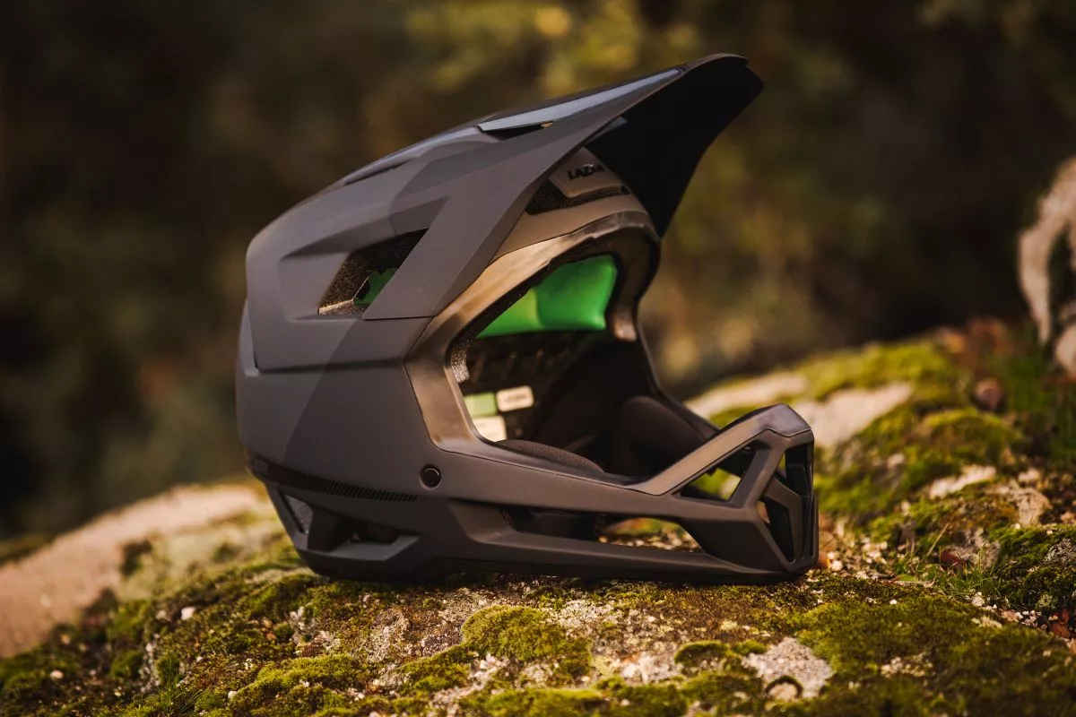 Probamos el Lazer Cage KinetiCore: ligereza y seguridad para enduro