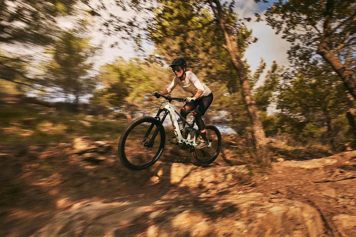 Nueva Liv Intrigue X ADV E+ Elite, la e-bike ligera de Liv con par motor personalizable