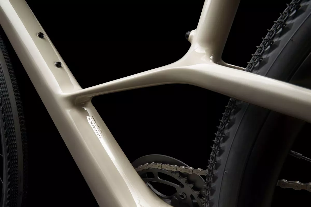 Nueva Specialized Sirrus Carbon: original diseño al servicio del ciclismo urbano y el gravel.