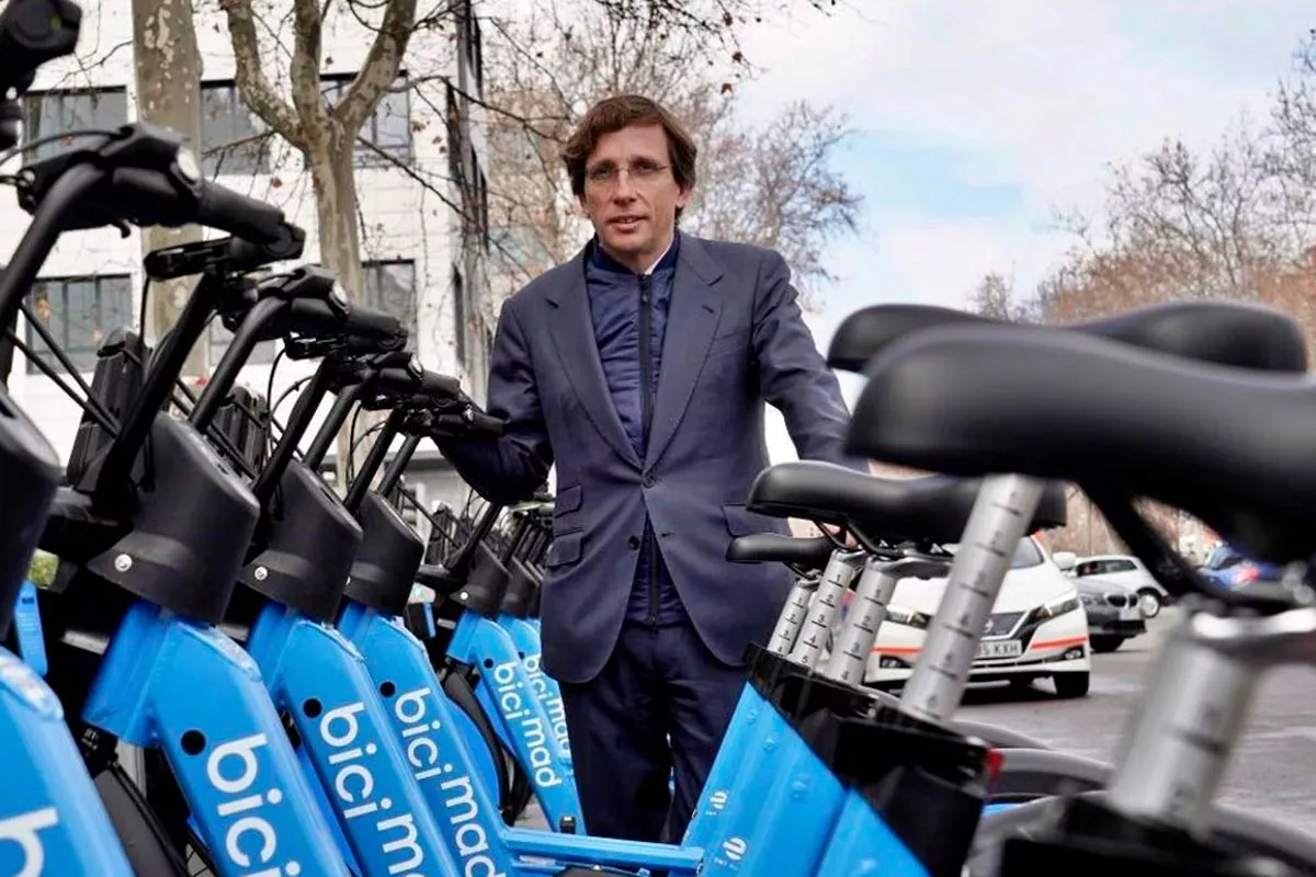 Almeida probando el nuevo servicio Bicimad