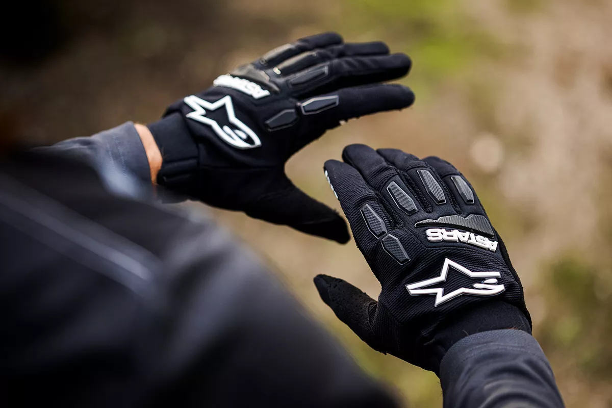 Probamos los guantes Alpinestars Freeride: protección, tacto y agarre