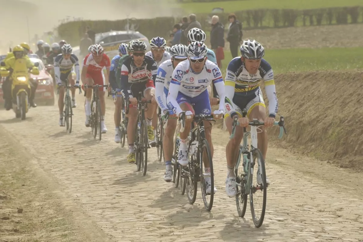 El pavés de la Paris Roubaix: su historia y cómo pedalear sobre él