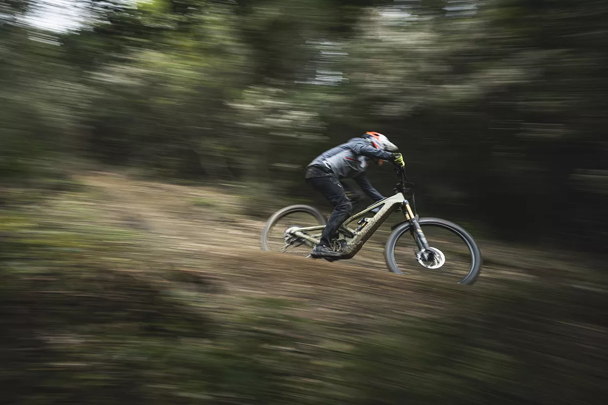 Primeras Pedaladas: Nueva Canyon Torque:ON CF: carbono, 180/175 mm y 720/900 Wh para e-enduro y e-freeride