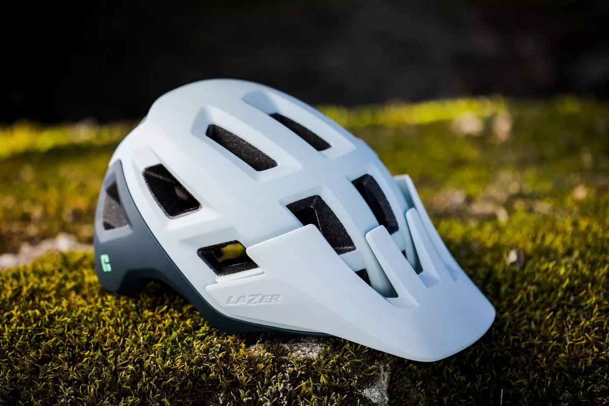 Probamos el casco Lazer Coyote KinetiCore, máxima protección y calidad por menos de 100 €