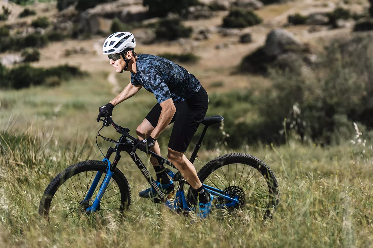 Probamos la INTENSE Sniper FRO, una XC diferente; eficaz subiendo y divertida bajando