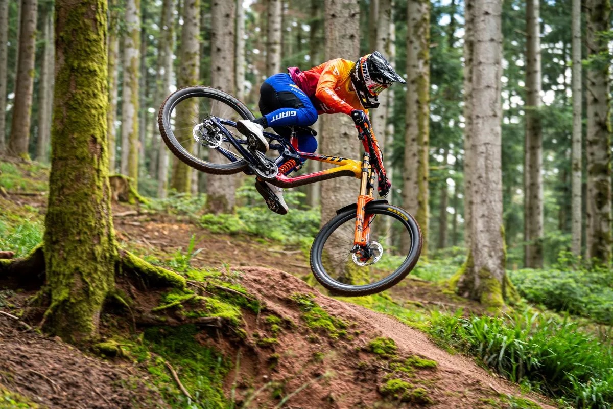 Giant Glory Advanced 2023: con geometría ajustable, opción de 27,5'' o 29'' detrás y cuadro de carbono