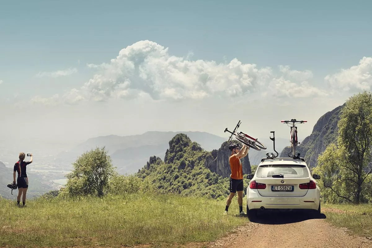 En portabicis de bola o de techo, dentro... cómo evitar las multas y los daños en el coche al llevar la MTB