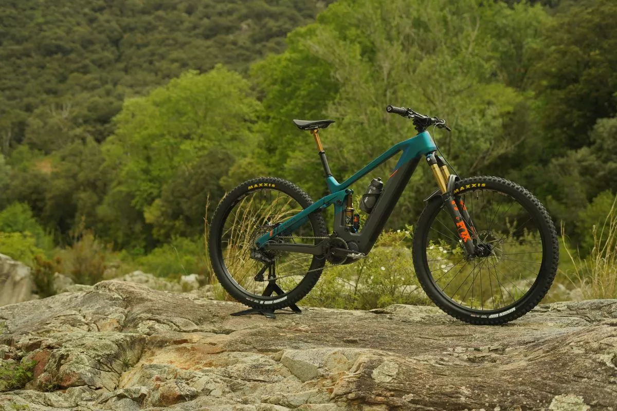 Megamo Crave CRB 2023, con nuevo motor Shimano EP801, batería de 762 Wh y 160 mm de recorrido.