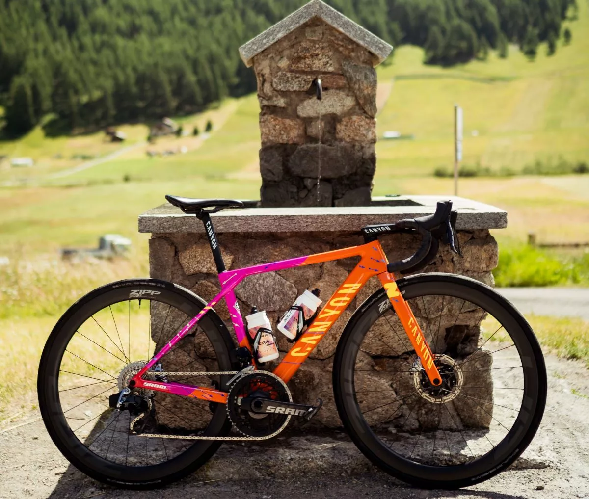Descubre la bicicleta y la equipación del Canyon/SRAM Racing para el Tour de Francia femenino