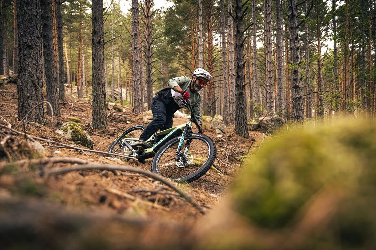 Probamos la Santa Cruz Heckler S 29'', con motor Shimano EP8 y batería de 720 Wh