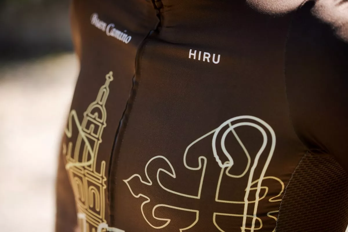 Probamos el maillot Hiru Core Light Custom, homenaje al Camino de Santiago