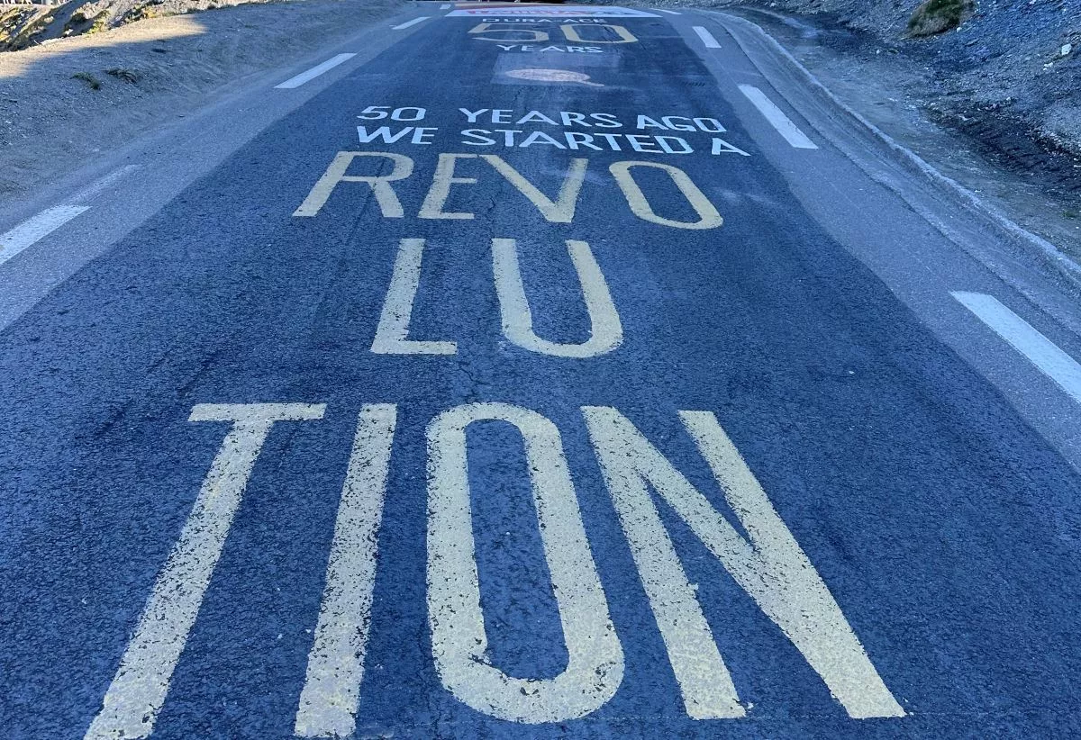 La pintada en el Tourmalet que celebra el 50 aniversario del Shimano Dura-Ace