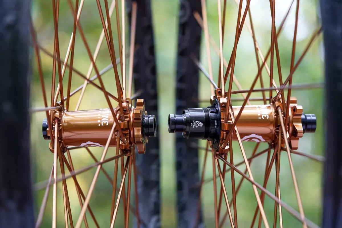 Industry Nine incorpora el color 'Bronze', por tiempo limitado, a su gama de componentes anodizados