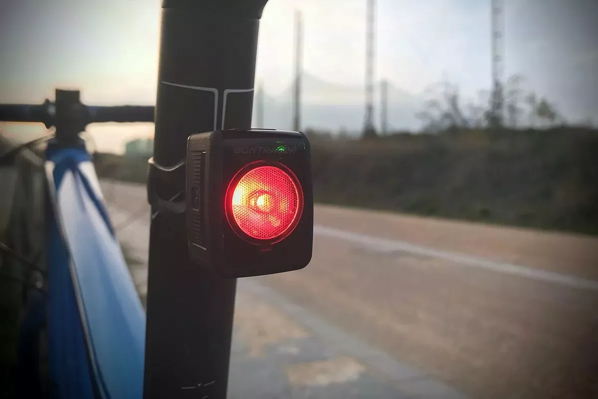 Por qué debes llevar "luces de día" en tu bicicleta