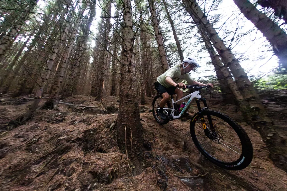 146 km de senderos y más de 8.000 m de desnivel... del tirón: la locura de Mark Scott y su Santa Cruz Tallboy