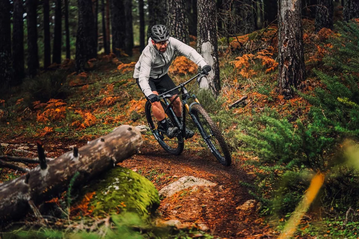 Mondraker Chrono Carbon DC: versatilidad 'hardtail' con geometría enfocada a la diversión