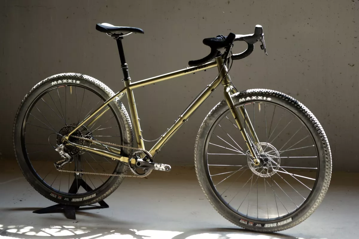 Kona Sutra LTD: cuadro de acero, cables por fuera... ¿Tiene sentido esta bici?