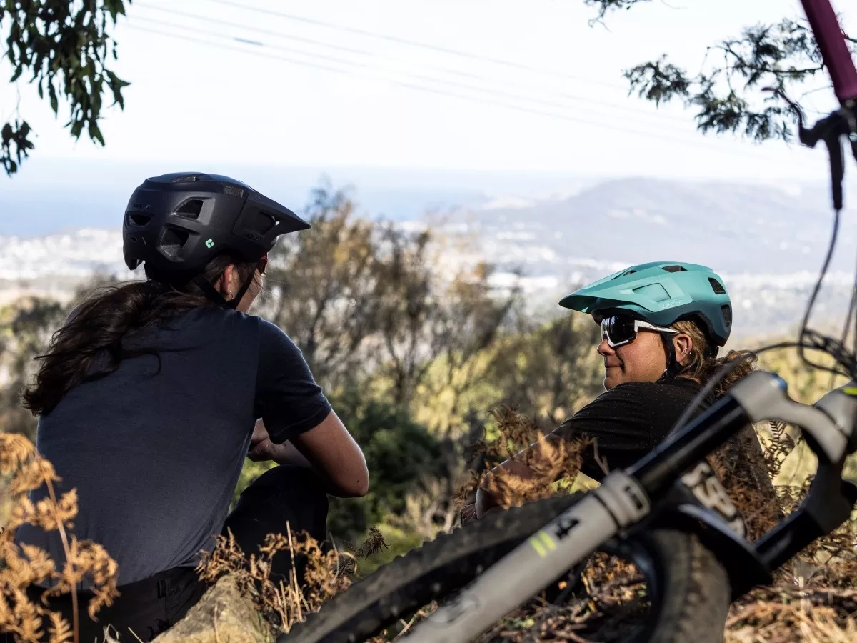 Lazer Lupo y Finch KinetiCore, dos nuevas opciones de cascos trail