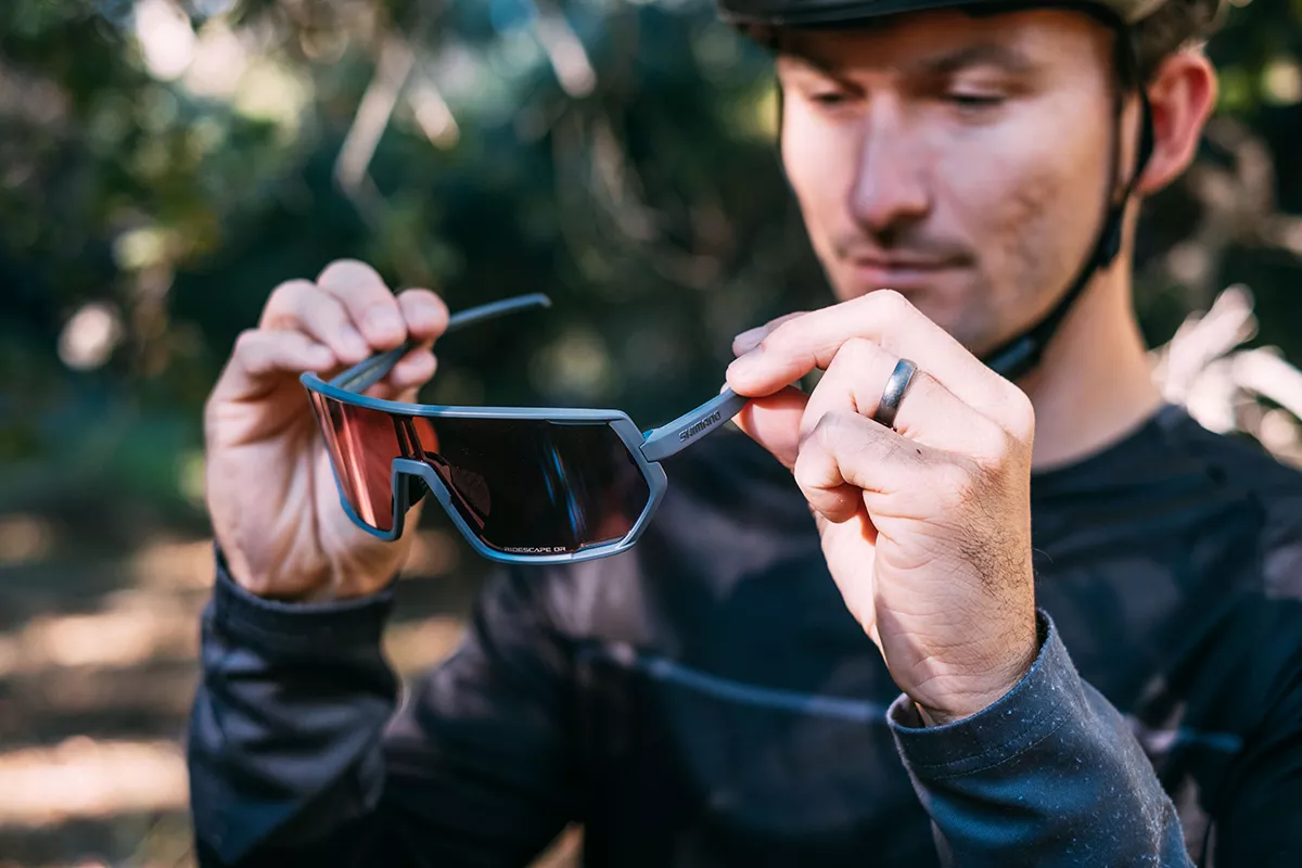 Cómo limpiar las gafas de MTB para que duren más