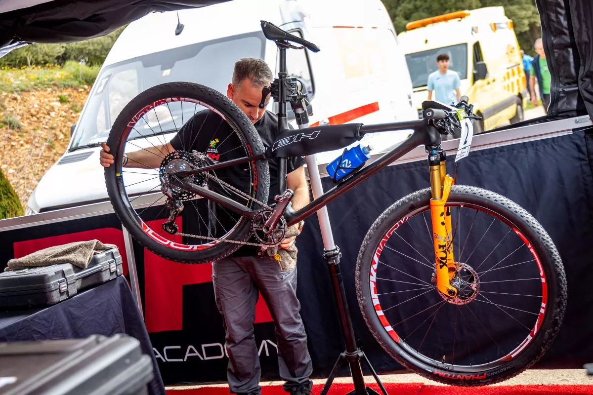 Jofre Cullell (BH Coloma Team) se ha dejado ver este fin de semana en el Superprestigio MTB SISNET de Ancín con un prototipo de lo que que podría ser la nueva doble XC de corto recorrido de la marca española.