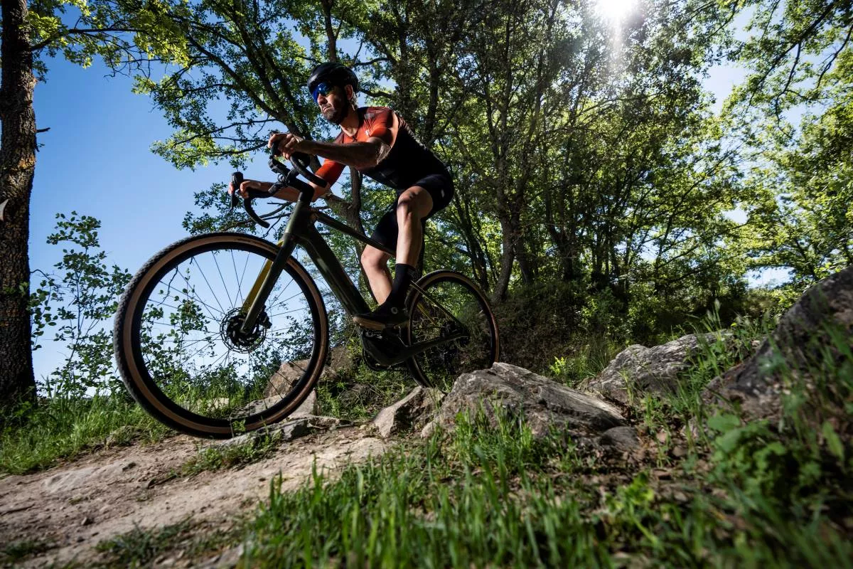 Probamos la Cannondale Synapse Neo Allroad 1, una e-bike confortable, rápida y versátil