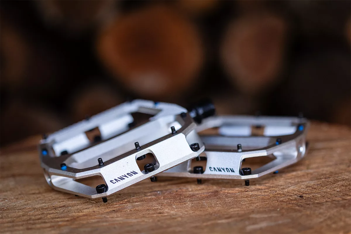 Probamos los pedales Canyon MTB Performance Flat: robustez, agarre y personalización