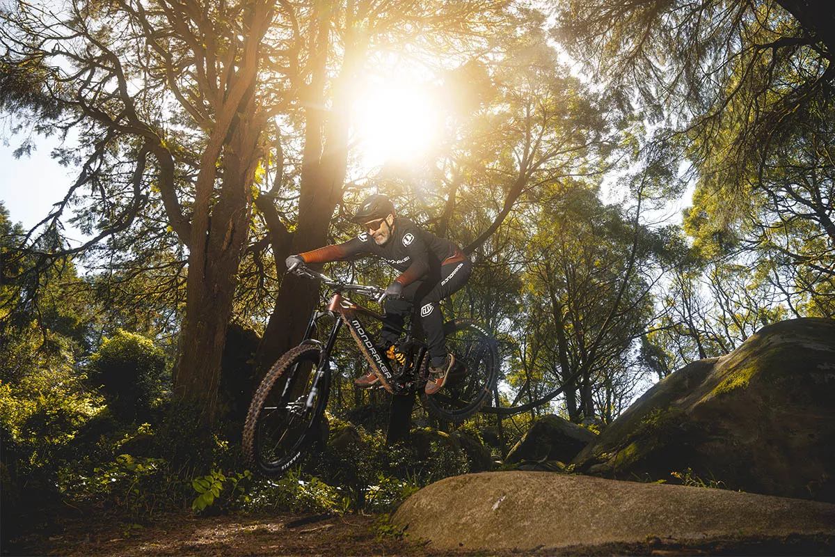 Primeras Pedaladas: Nueva Mondraker Dune Carbon 2024, enduro light con Bosch SX y menos de 20 kg