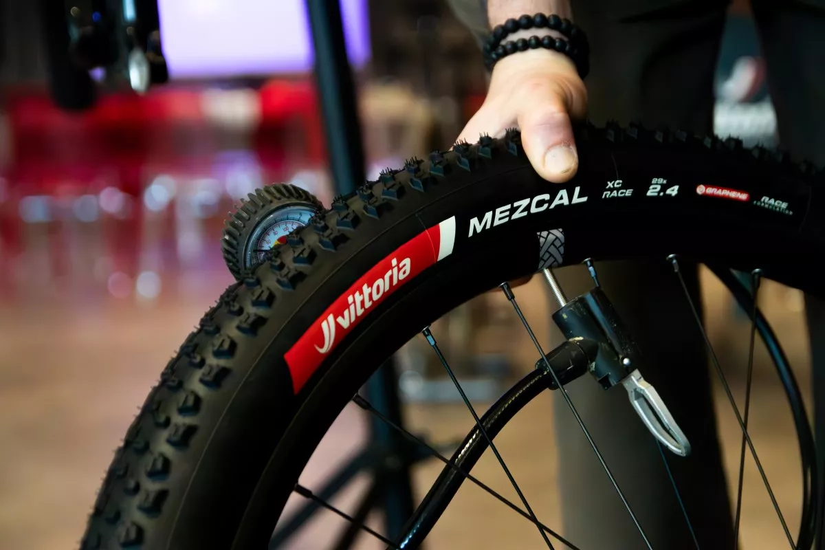 Vittoria Peyote y Mezcal XC Race: de la competición a la tienda, con mejoras en compuesto y carcasa.