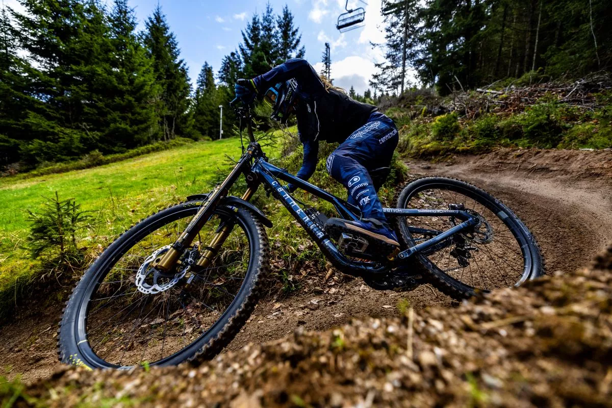 La suiza Camille Balanche calzará Shimano esta temporada de DH