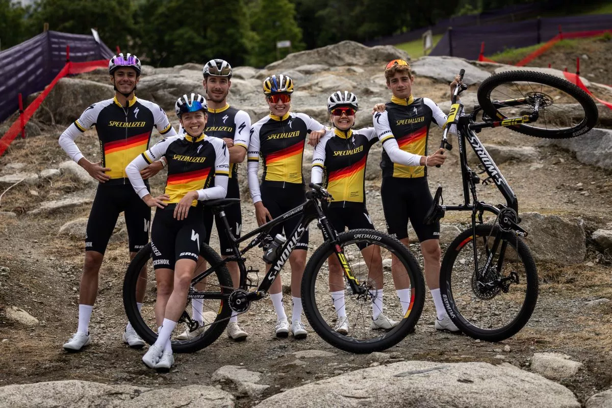 Specialized celebra sus 50 años de historia con una equipación 'retro' del Factory Racing