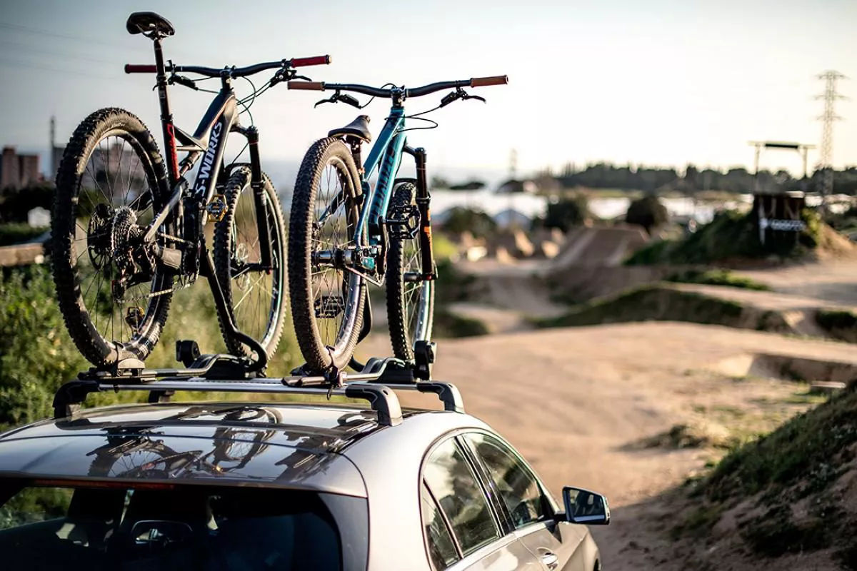 En portabicis de bola o de techo, dentro... cómo evitar las multas y los daños en el coche al llevar la MTB.