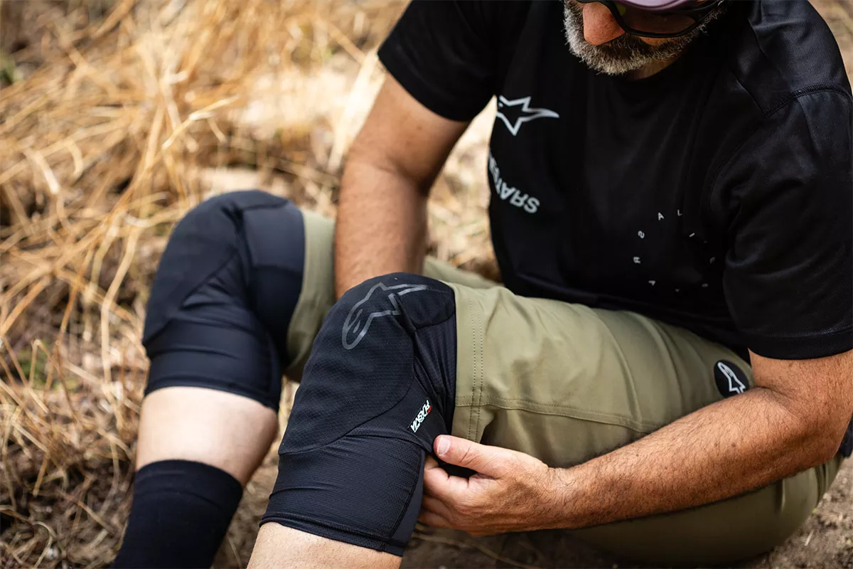 Probamos las rodilleras y coderas Alpinestars A-Motion Plasma Pro: adaptabilidad y máxima protección