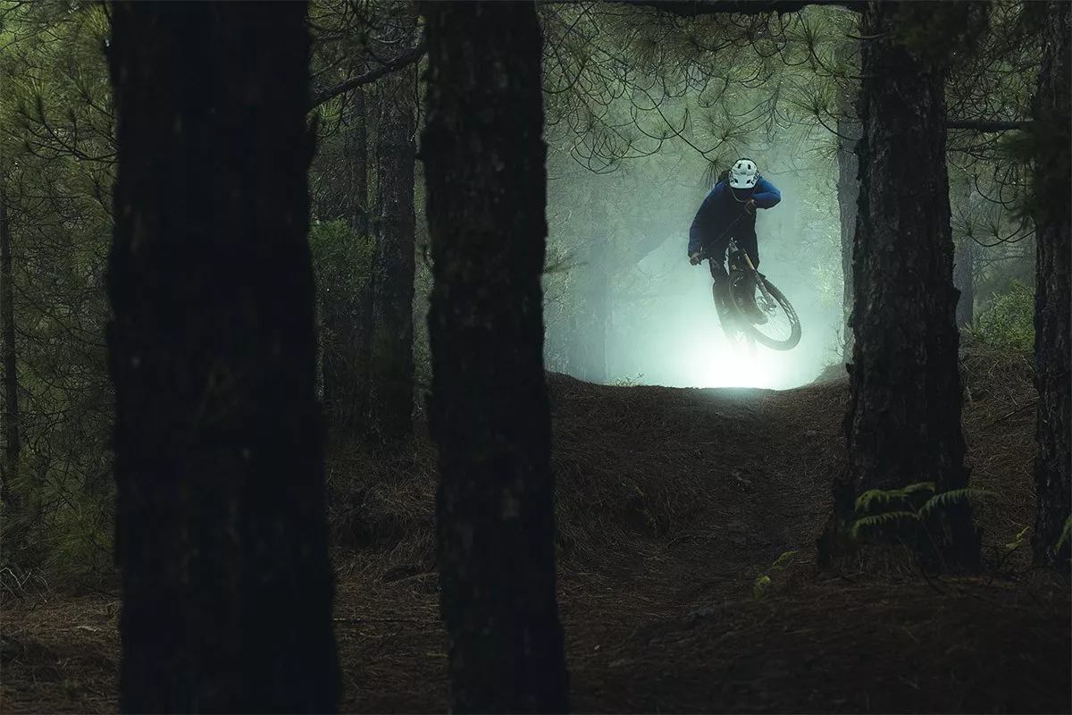 Los 10 consejos para salir en MTB de noche y escapar del calor intenso