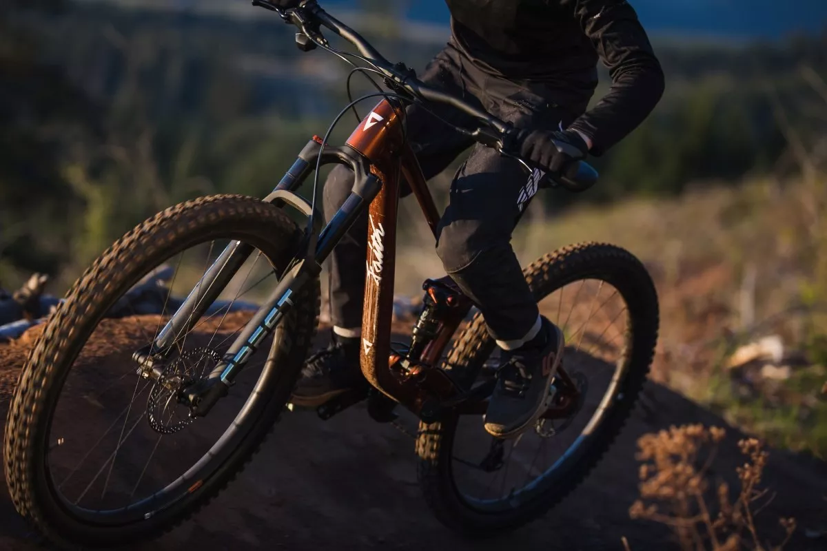 Nueva gama Giant Faith: cuadros de aluminio y doble suspensión diseñados para jóvenes bikers
