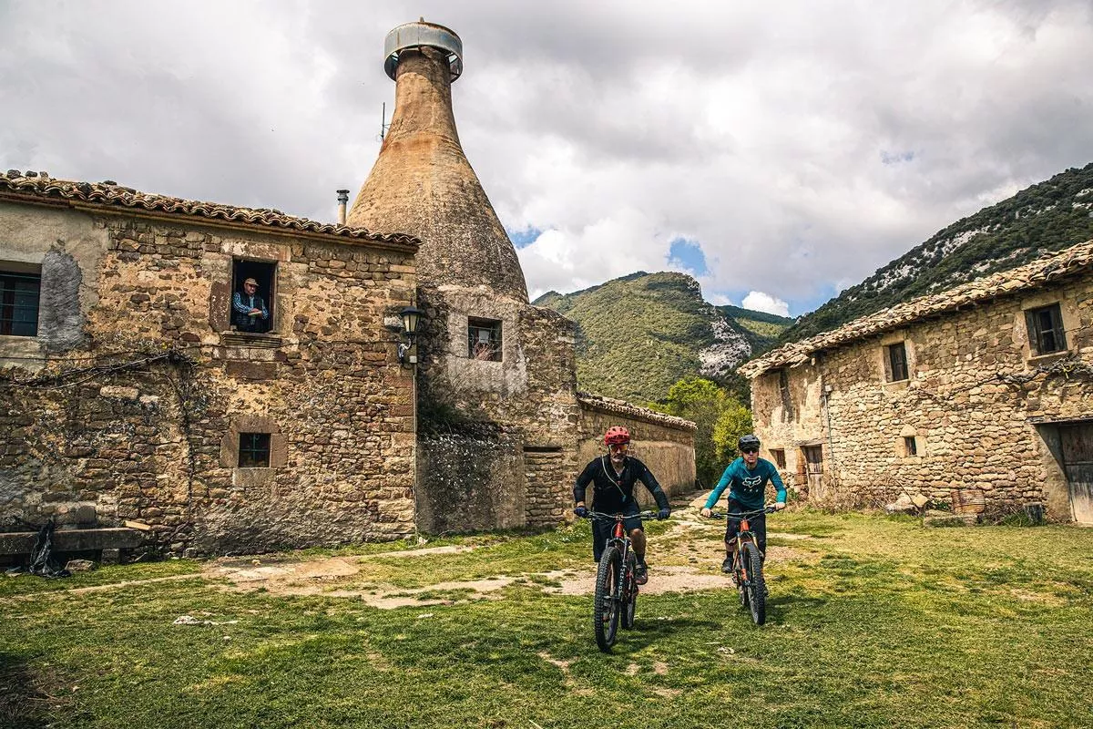 Pueblos abandonados, castillos de leyenda... conecta con la historia a través los senderos de MTB Kingdoms (Huesca)