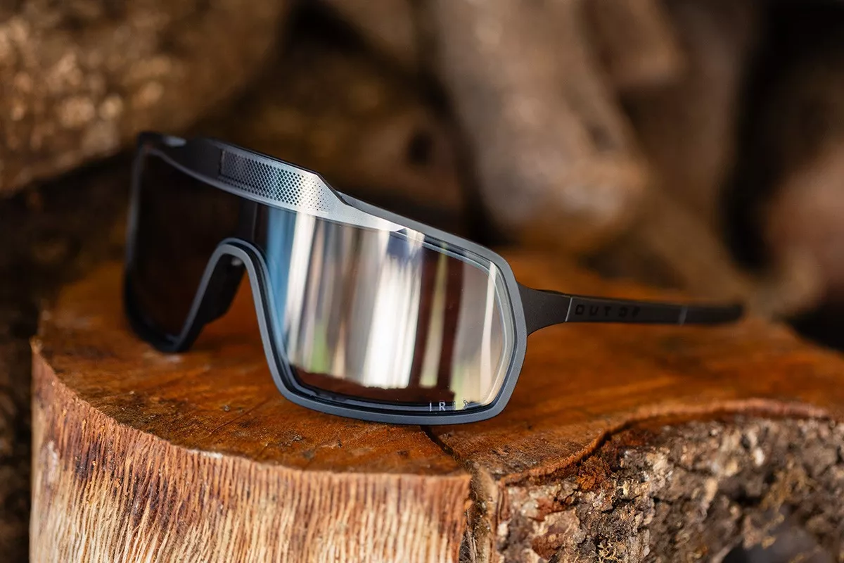 Probamos las gafas Out Of Bot 2 Irid X-10: ¡se oscurecen y aclaran en menos de un segundo!