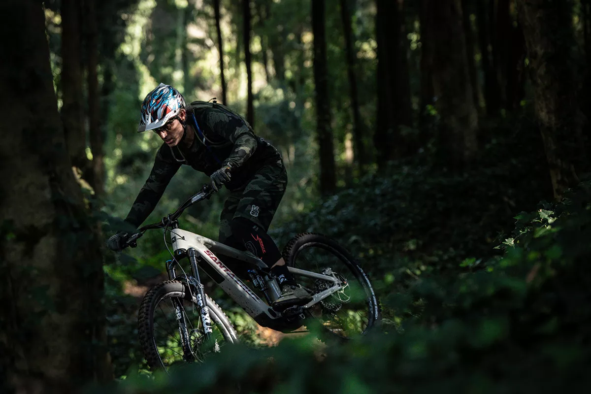 Primeras Pedaladas con la nueva Santa Cruz Vala: mullet, sistema Four-Bar y BOSCH CX