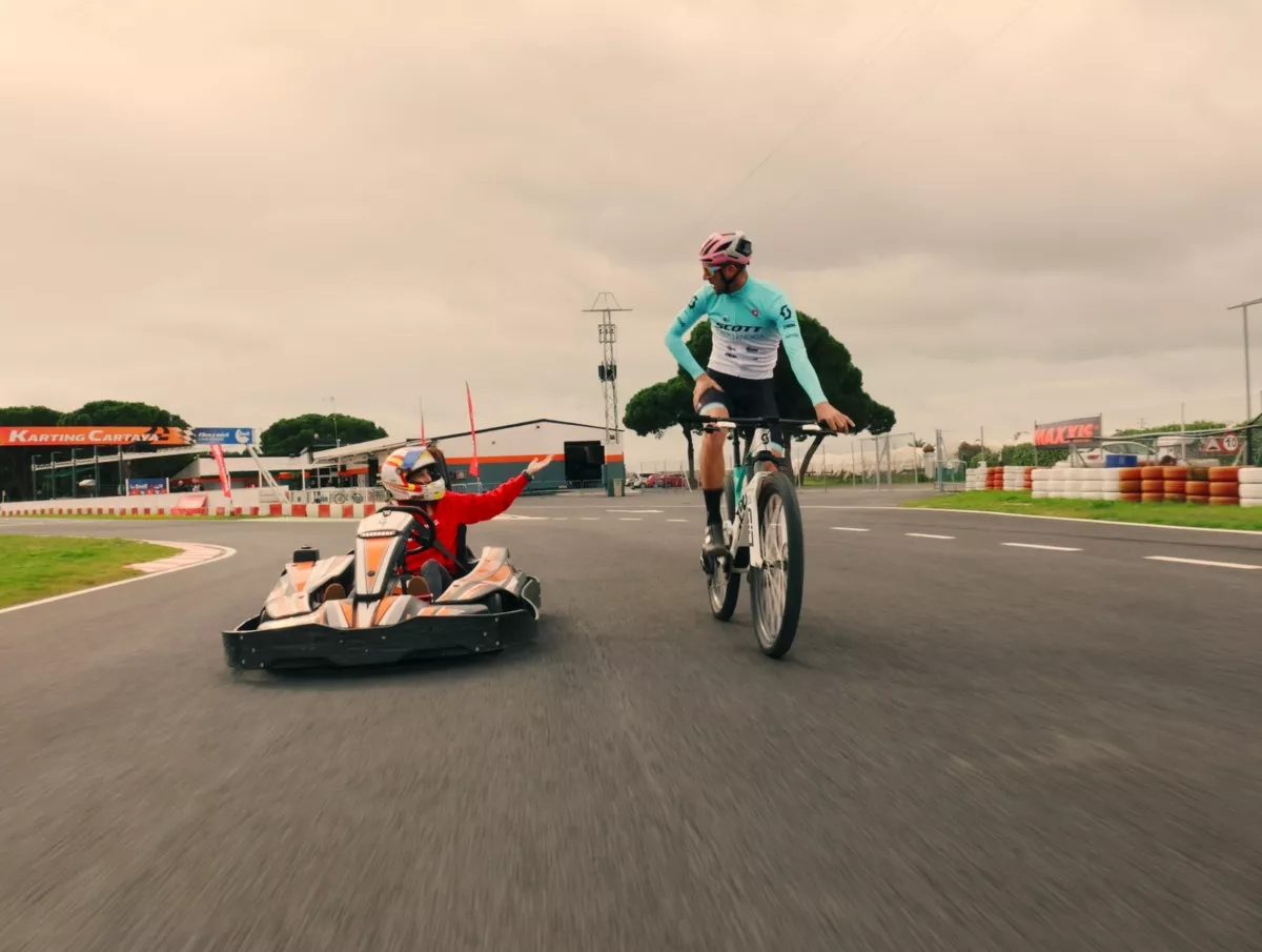 ¿Qué pasa si un biker se pone a pilotar un kart? Chaoyang nos lo cuenta en este vídeo