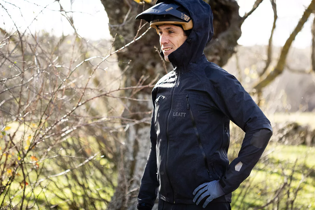 Probamos la chaqueta Leatt HydraDri y el pantalón AllMtn 4.0, para frío y lluvia