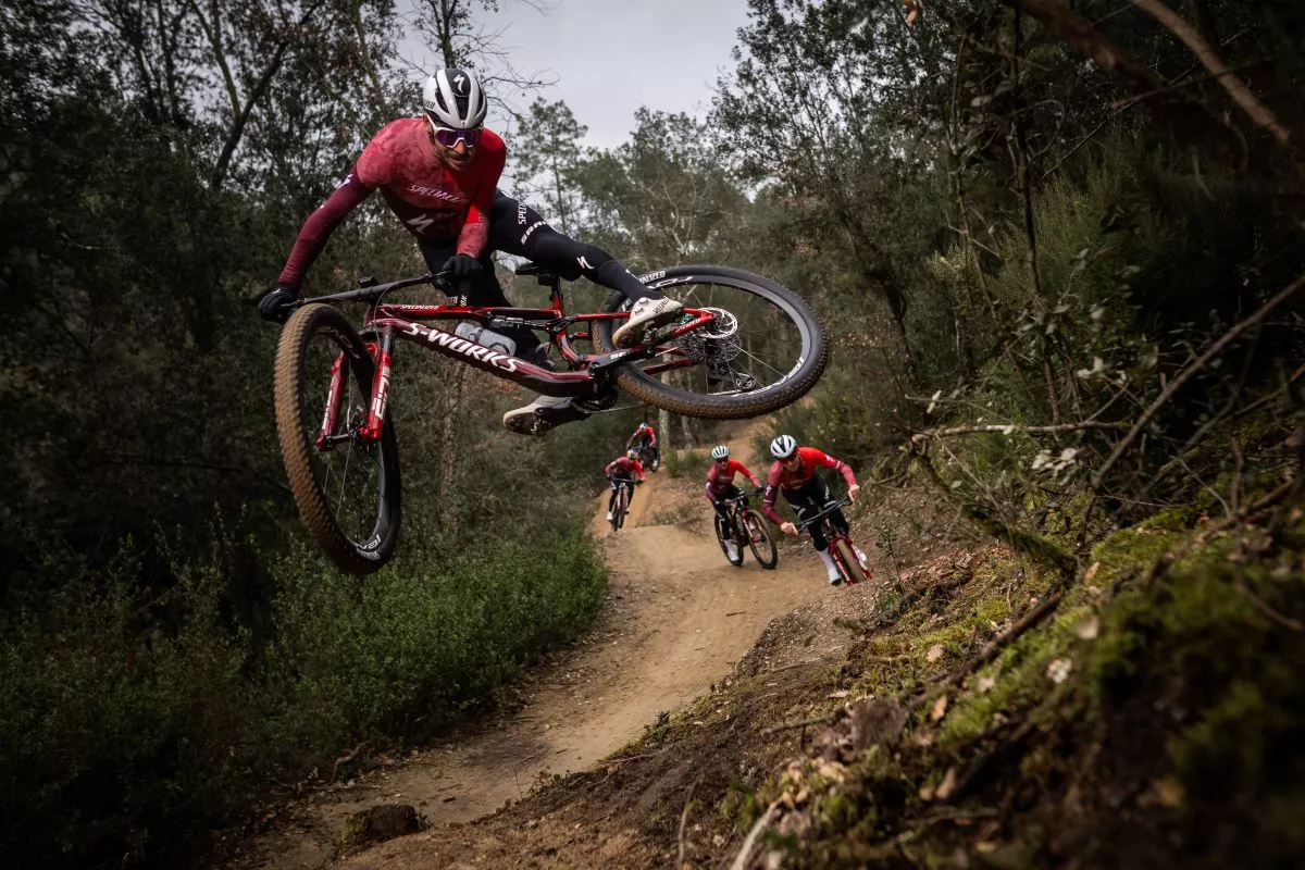 El Specialized Factory Racing presenta plantilla, bicicleta y objetivos para 2025