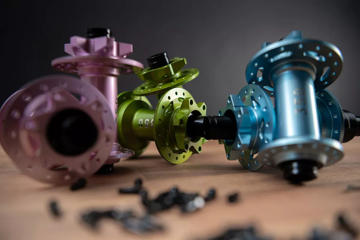 Nuevos bujes DT Swiss 350 DEG edición limitada y llantas XRC 310, XMC 320 y EXC 330 con tecnología Pure Carbon
