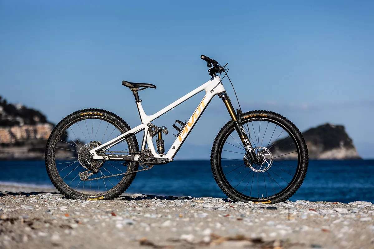Primeras Pedaladas con la nueva Pivot Firebird: mucha personalización y un sinfín de detalles