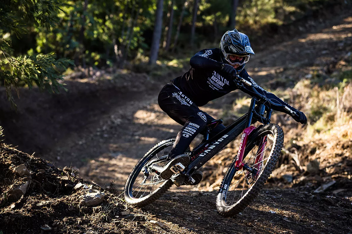Nueva Canyon Sender CFR: carbono, mullet, sistema High Pivot y 200 mm