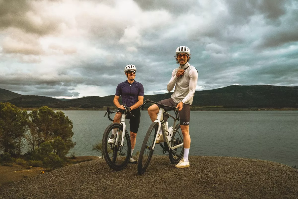 ‘White Horses’: de San Sebastián a Barcelona, con una gravel y una e-enduro