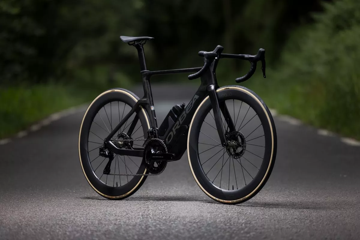 La Orbea Orca Aero se actualiza con manillar integrado OC y nuevas ruedas Oquo RA57 y RP50 LTD