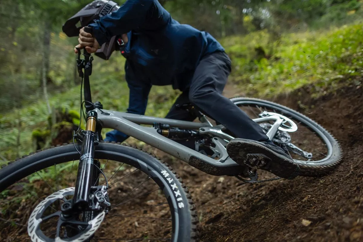 Shimano redefine el SPD: nuevas calas CL-MT001 multidireccionales y nuevos pedales XTR M9220 Trail con una plataforma más agresiva